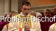 Der Limburger Bischof Tebartz-van Elst steht betend in seinem Ornat, darüber der Schriftzug "Problem-Bischof".  Foto: Screenshot