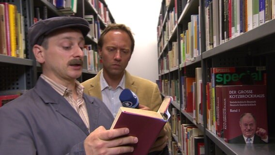 Dennis und Jesko in der Bibliothek des Kanzleramts © NDR Foto: Screenshot
