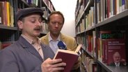 Dennis und Jesko in der Bibliothek des Kanzleramts © NDR Foto: Screenshot