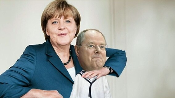 Große Merkel und kleiner Steinbrück © NDR Foto: Screenshot