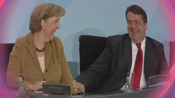 Angela Merkel und Sigmar Gabriel herzen sich, darüber ist eine Glaskugeloptik gelegt. © NDR Foto: Screenshot