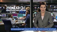 Nachrichtenmoderatorin Kirsten Petri steht im fiktiven extra 3 Finanznachrichten-Studio, im Hintergrund wird in der Regie eine Geburtstagstorte überreicht. © NDR Foto: Screenshot