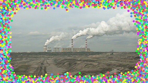 Ein Rußschwaden ausstoßendes Kraftwerk ist umrahmt von Konfettiregen. © NDR Foto: Screenshot