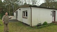 Herr Strätker steht fragend neben seinem Haus. © NDR Foto: Screenshot