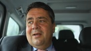 Der SPD_Parteivorsitzende Sigmar Gabriel sitzt in einem Taxi.  