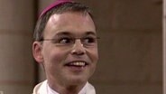 Der Limburger Bischof Franz-Peter Tebartz-van Elst lächelt und schaut nach rechts.  