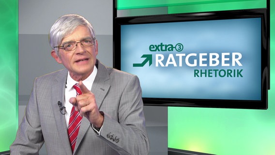 Ein Moderator steht vor einem Bildschirm mit der Aufschrift "extra 3 Ratgeber Rhetorik". © NDR Foto: Screenshot