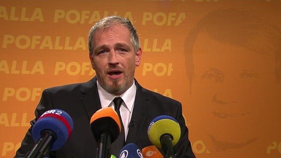 Torsten Sträter als Pofallas Pressesprecher  