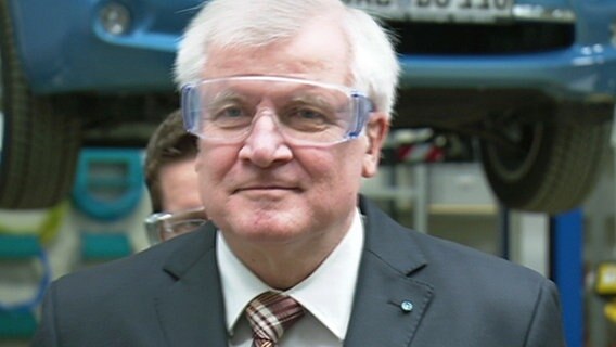 Horst Seehofer trägt eine Sicherheitsbrille. © NDR Foto: Screenshot