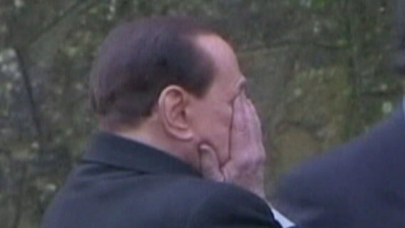 Silvio Berlusconi schlägt die Hände vors Gesicht. © NDR Foto: Screenshot