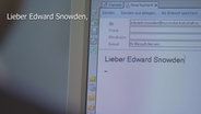 Ein Mann schreibt am Computer eine Mail, bereits zu lesen ist "Lieber Edward Snowden". © NDR Foto: Screenshot