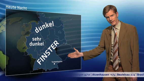 Philipp Walulis zeigt auf eine Wetterkarte von Deutschland, auf der "dunkel", "sehr dunkel" und "finster" stehen.  Foto: Screenshot