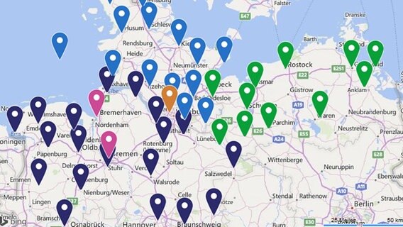 Auf einer Karte von Norddeutschland markieren Punkte Orte, in den extra 3 Realsatiren spielen. © NDR 