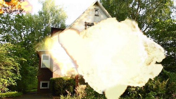 Ein Haus geht in einem Flammenmeer unter. © NDR Foto: Screenshot