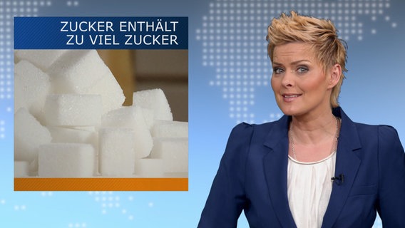 Postillon24-Moderatorin Anne Rothäuser steht im Studio neben einer Grafik, die Zucker zeigt mit der Zeile "Zucker enthält zu viel Zucker". © NDR Foto: Screenshot