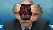 Johannes Schlüter schaut als Putin-Pilot in der Montage aus dem Kopf von Wladimir Putin heraus. © NDR Foto: Screenshot