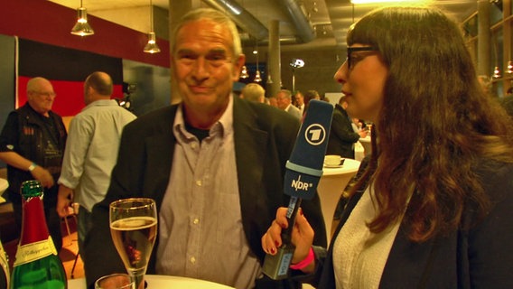 Caro Korneli im Gespräch mit einem AfD-Anhänger auf der Erfurter Wahlparty. © NDR Foto: Screenshot