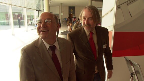 Gregor Gysi trifft auf Herrn Woiski - unser Extra 3 GroKo-Politiker. © NDR 