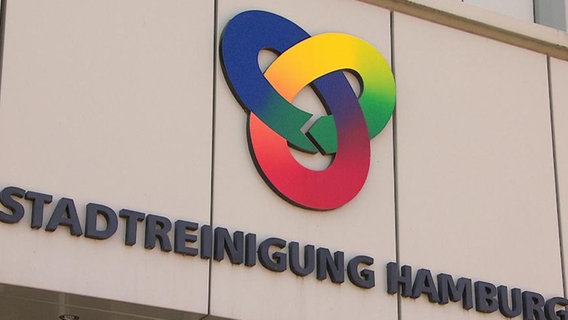 Das Logo und der Schriftzug der Stadtreinigung Hamburg auf einem Gebäude.  