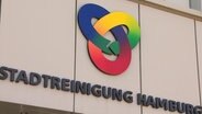 Das Logo und der Schriftzug der Stadtreinigung Hamburg auf einem Gebäude.  