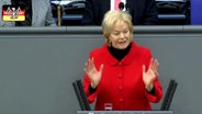 Erika Steinbach steht am Rednerpult des Bundestages.  