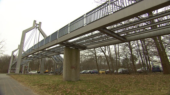 Brücke ohne Boden in Nürnberg Langwasser.  