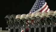 Waffen und Helme von gefallenen US-Soldaten  