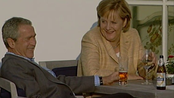 Mutti Merkel mit George Bush  