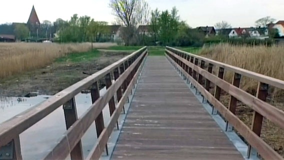 Eine Holzbrücke.  