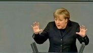 Angela Merkel spricht im Bundestag.  