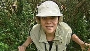 Eine Frau In Safari-Bekleidung.  