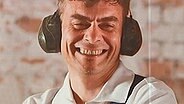 Lachender Mann auf OBI Werbeplakat. © NDR 