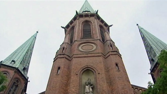 Eine Kirchturm von unten © NDR 