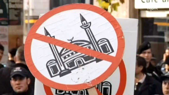 Schilder mit durchgestrichener Moschee © Screenshot NDR 