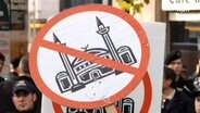 Schilder mit durchgestrichener Moschee © Screenshot NDR 