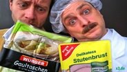Dennis Kaupp als Reporter und Jesko Friedrich als Fleischproduzent mit Fleischpackungen © extra3 