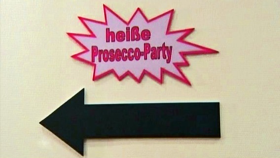 Schild: Heiße Prosecco-Party © NDR 