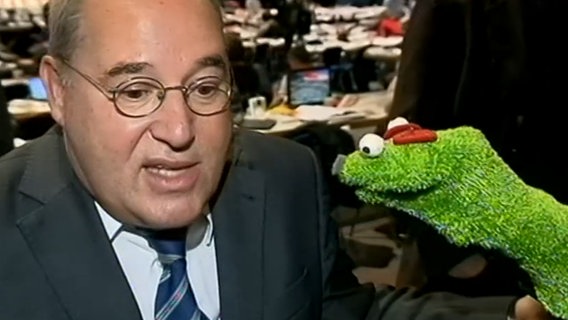 Gregor Gysi und Strumpfi.  