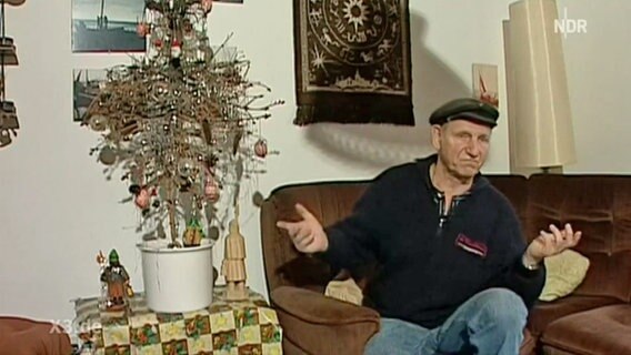 Els Sanders unterm Weihnachtsbaum 1998 © NDR Foto: Screenshot