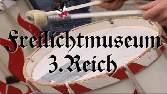 Screenshot: Trommeln. Text: Freilichtmuseum 3. Reich © NDR 