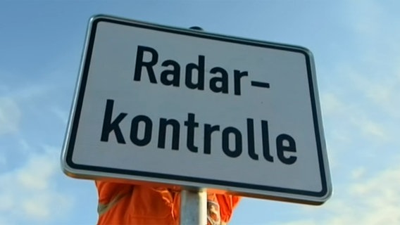 Schild mit der Aufschrift Radarkontrolle  