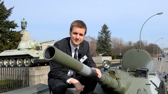 Tobias Schlegl im Panzer auf dem Weg durch Berlin © dpa, Soeren Stache Foto: Soeren Stache