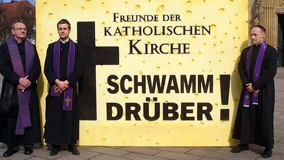 Schlegl in Aktion: Mit dem Riesenschwamm vor die katholische Kirche. Freunde der katholischen Kirche fordern: Schwamm drüber! © extra3 Foto: Inga Grotheer