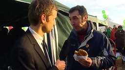 Tobias Schlegl und Cem Özdemir während der Anti-Atomkraft Demonstrationen  im Wendland © NDR 