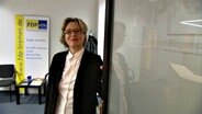 Sabine Gohlke, FDP-Fraktionsführerin in Bremen, öffnet die Tür zur Geschäftsstelle © NDR 
