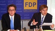 Extra 3 Redakteur Schmidt und Autor Butenschön bei der gefälschten FDP Pressekonferenz © Extra3 Foto: Inga Grotheer, NDR
