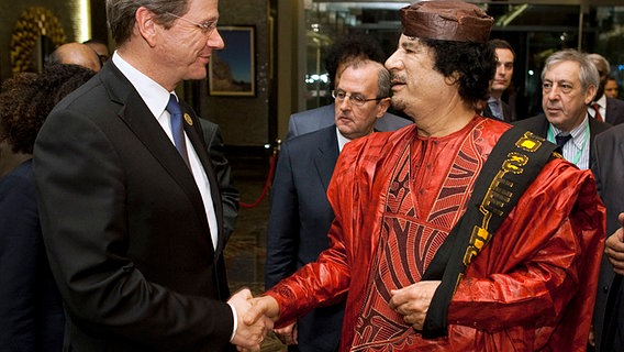 Bundesaußenminister Guido Westerwelle (l) spricht am 29.11.2010 mit dem libyschen Revolutionsführer Muammar al-Gaddafi beim dritten Gipfeltreffen der EU mit den Ländern Afrikas in Tripolis. © dpa - Bildfunk Foto: Thomas Imo