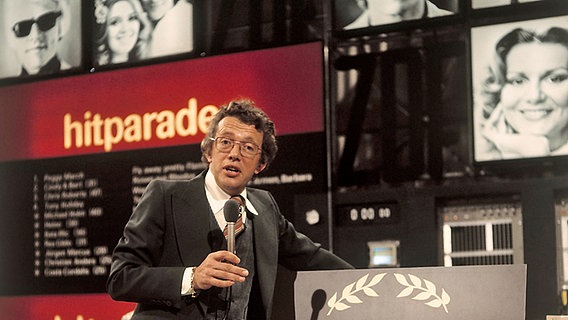 Dieter Thomas Heck beim moderieren der ZDF Hitparade 1977 © picture-alliance / KPA Copyright 