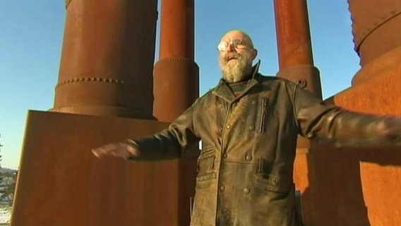 Bärtiger Mann vor einer Stahlskulptur © NDR 