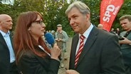 Berlins regierender Bürgermeister Klaus Wowereit gibt einer Journalistin ein Interview.  